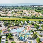 Zecamping Familial Parc Aquatique Et Piscine Couverte *